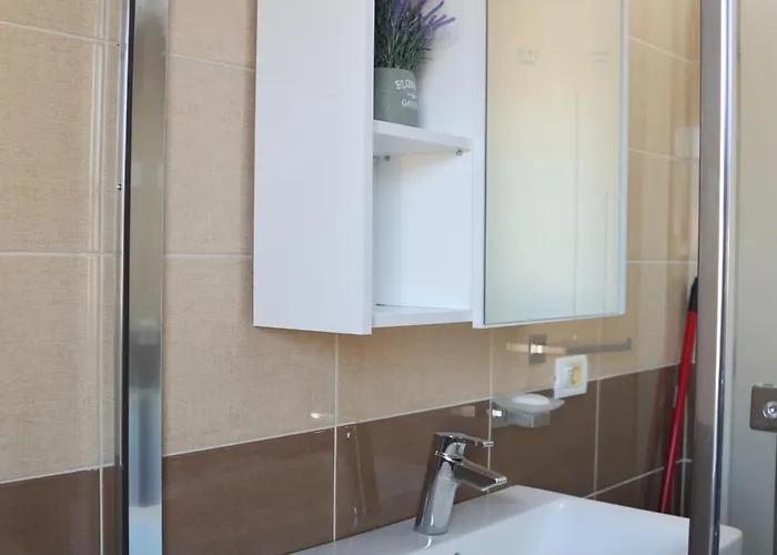 Fior With Balcony View *